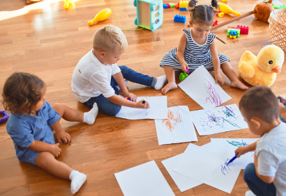Дети рисуют в детском саду — адаптация малышей и развитие социальных навыков