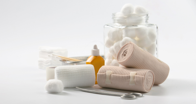 Средства от травм и ушибов Средства от травм и ушибов для детской аптечки — перекись водорода, вата, бинты