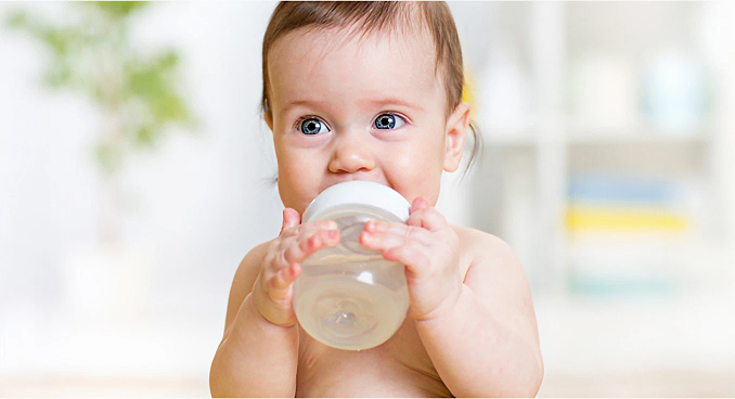 Малыш пьет воду из бутылочки — поддержка гидратации и иммунитета в путешествии