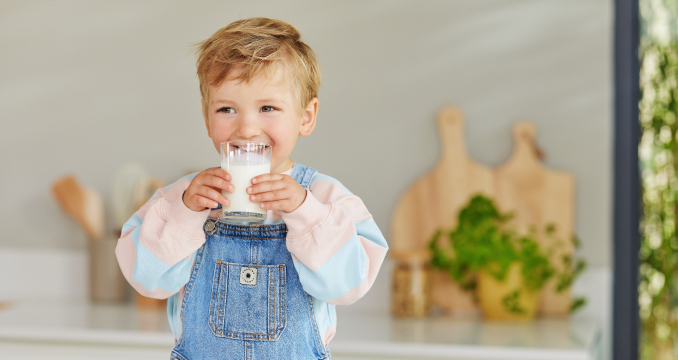 Малыш пьёт молоко дома перед детским садом — подготовка ребёнка к садику, укрепление иммунитета