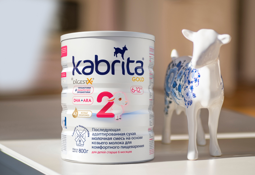 Качественное питание и детская смесь Kabrita® — интервью с педиатром Мама играет с новорождённым ребёнком — правильно подобранная адаптированная смесь на основе козьего молока поддерживает здоровье кишечника и развитие малыша с первых месяцев жизни