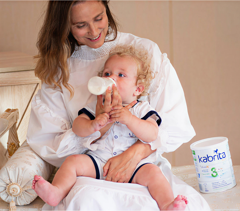 Мама даёт смесь Kabrita® на козьем молоке Мама дает смесь Kabrita® на козьем молоке, поддерживающую иммунитет малыша
